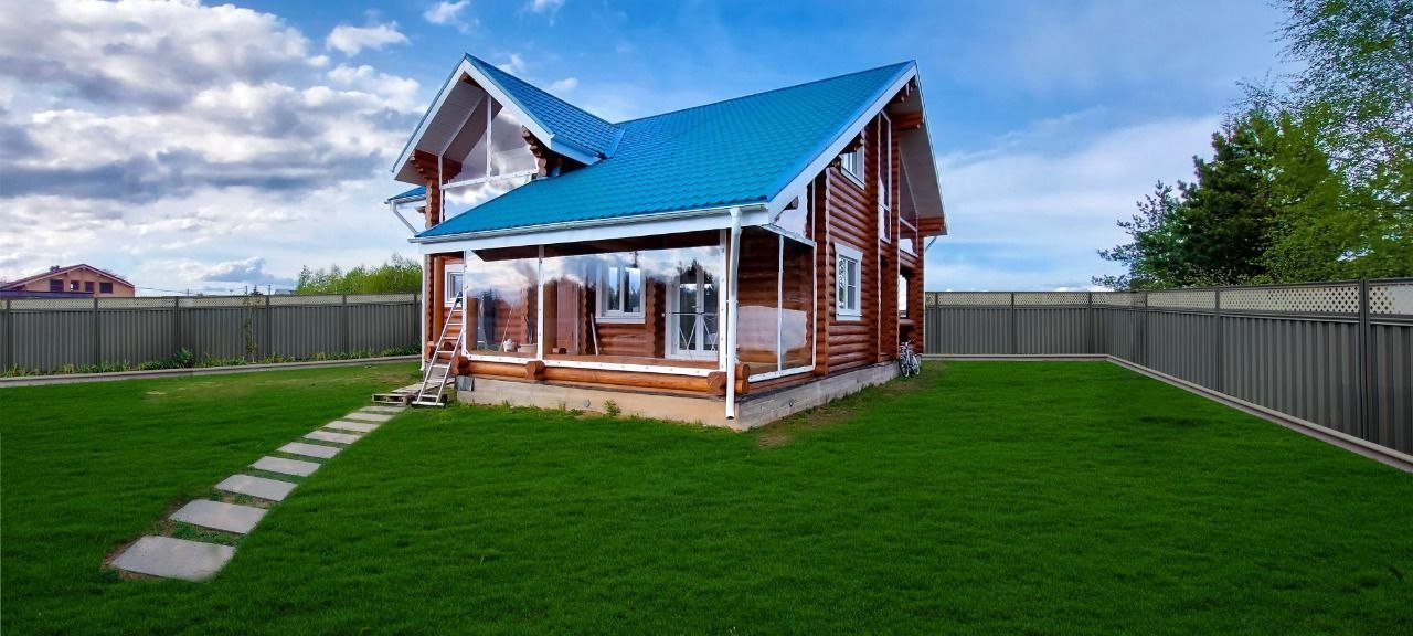 Мягкие окна на веранде загородного дома в Старой Торопе